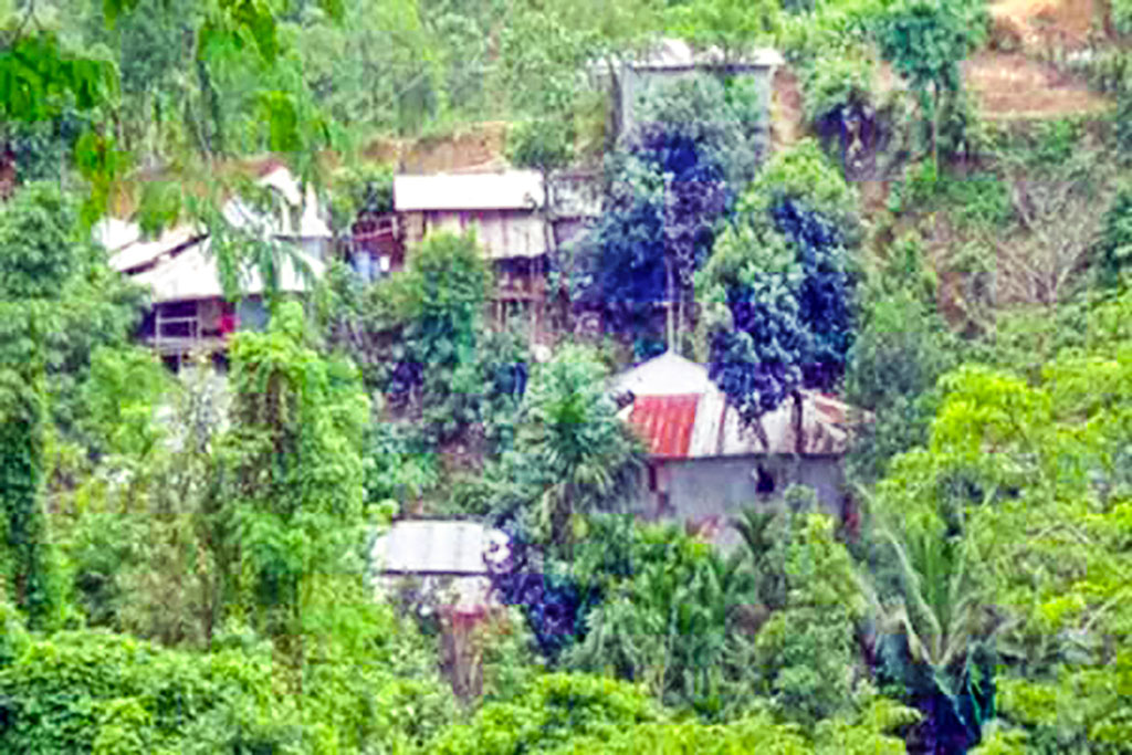 পাহাড়ধসের ৯ বছর: পাহাড়ের গায়ে ঝুঁকিপূর্ণ
বসবাস, দুর্ঘটনার শঙ্কা