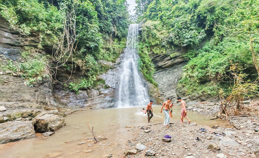 পূজার ছুটিতে ঝরনার কাছে