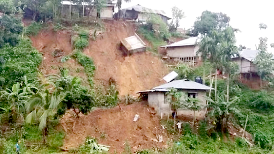 চট্টগ্রামে পাহাড়ে বসবাসকারীদের সরে যেতে মাইকিং