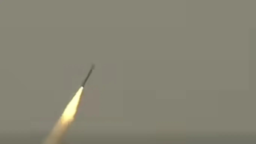 ‘দূরপাল্লার’ ক্ষেপণাস্ত্রের পরীক্ষা চালাল পাকিস্তান