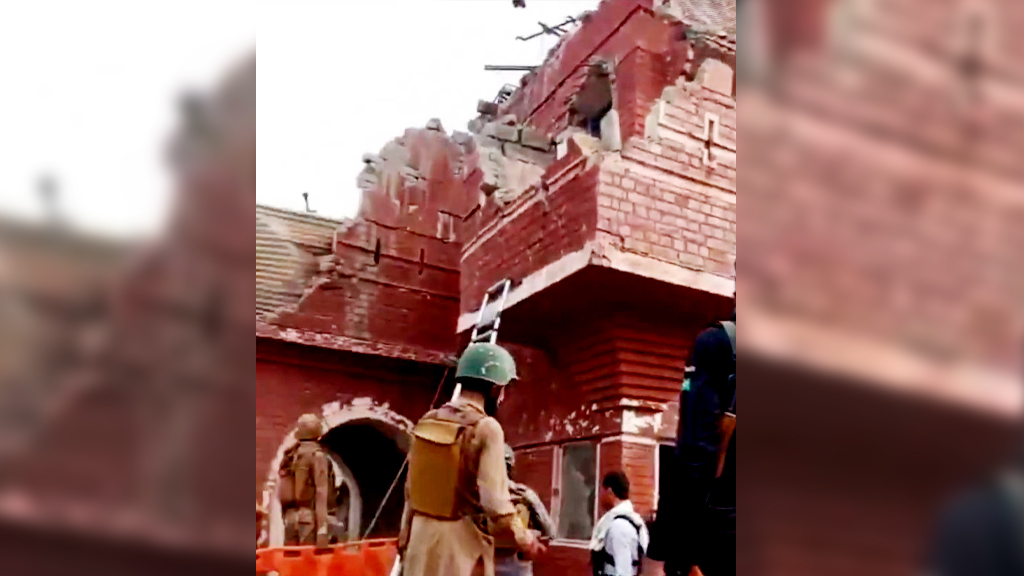 পাকিস্তানের উত্তর-পশ্চিমাঞ্চলে আত্মঘাতী হামলা, ১২ সেনাসহ নিহত ১৫