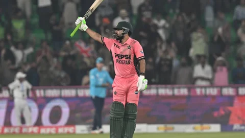 শাদাবের সেঞ্চুরিতে রোমাঞ্চকর জয়ে ফাইনালে পাকিস্তান
