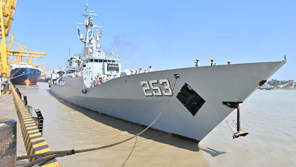 শুভেচ্ছা সফরে চট্টগ্রাম বন্দরে পাকিস্তান নৌবাহিনীর জাহাজ