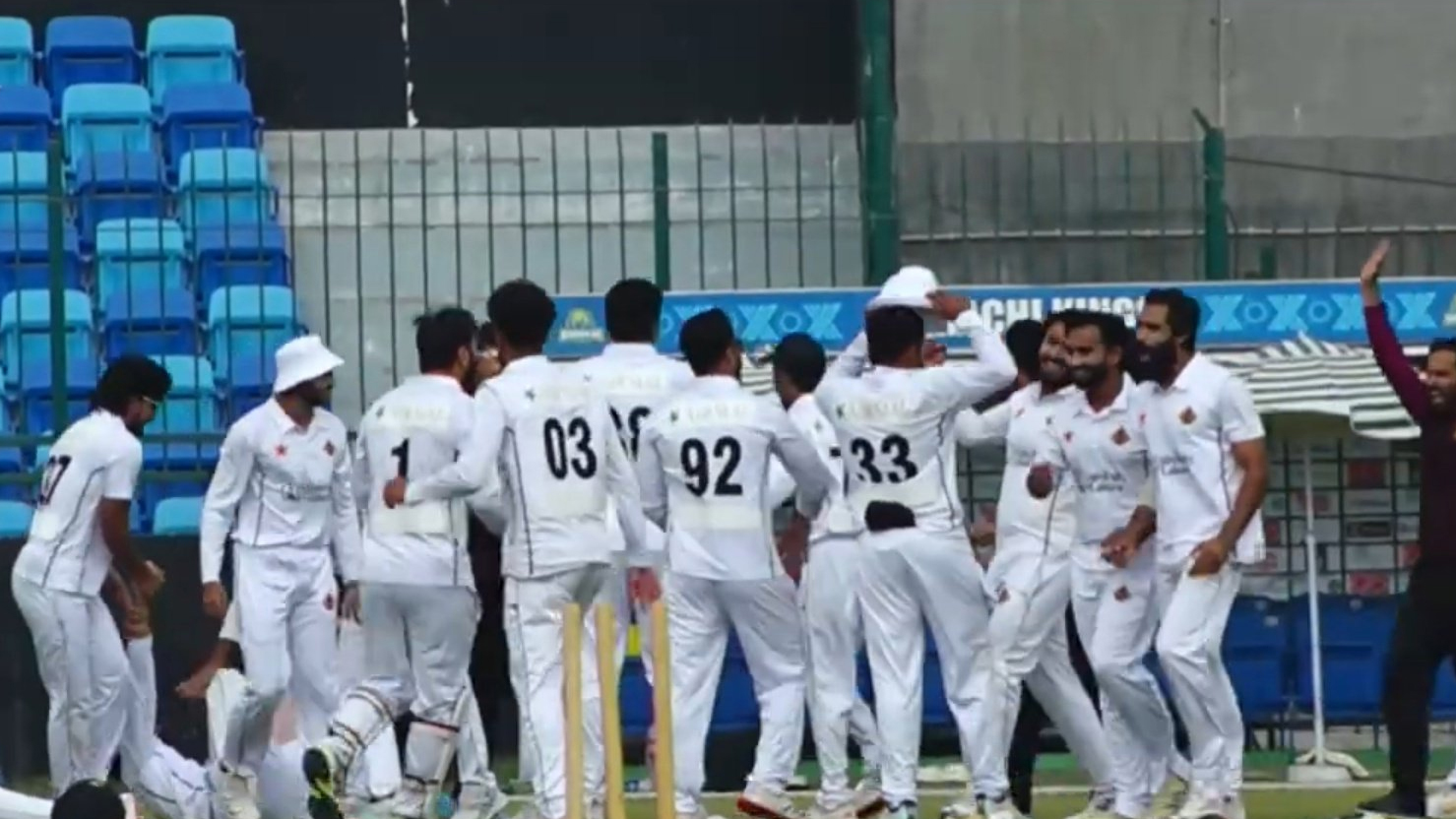 ৪০ রান তাড়ায় ৩৭ রানে অলআউট, ২৩২ বছরের রেকর্ড ভেঙে পাকিস্তান টিভির ইতিহাস