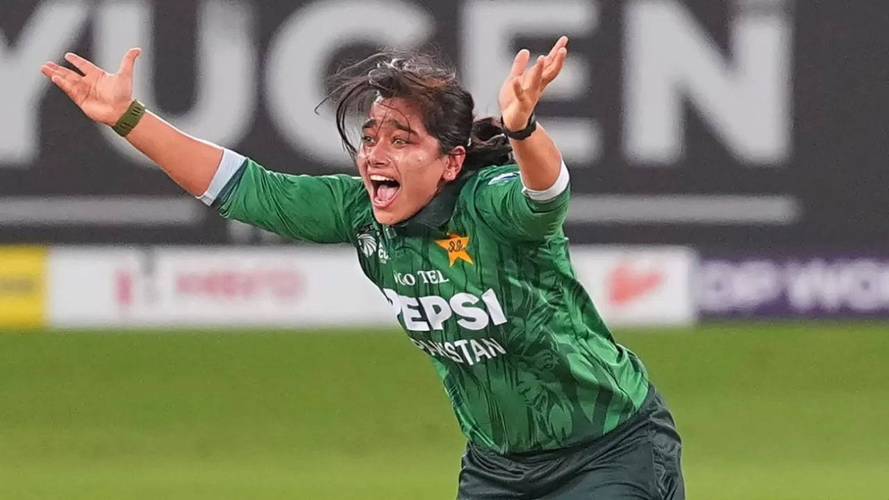ভারত ম্যাচের পর পাকিস্তানি অধিনায়ককে শাস্তি দিল আইসিসি