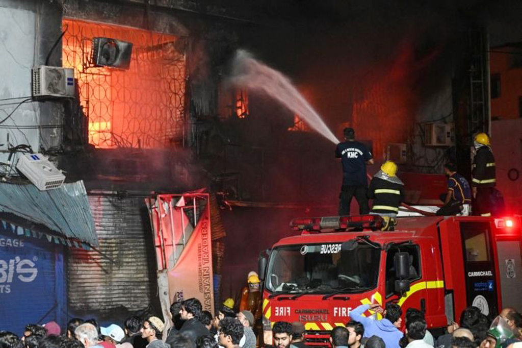 করাচিতে শপিং মলে অগ্নিকাণ্ডে অন্তত ৬ জনের মৃত্যু