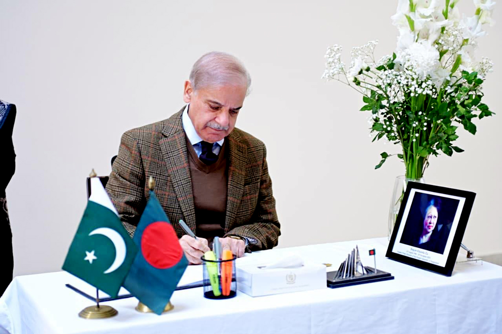 খালেদা জিয়ার প্রতি শ্রদ্ধা জানাতে বাংলাদেশ মিশনে পাকিস্তানের প্রধানমন্ত্রী