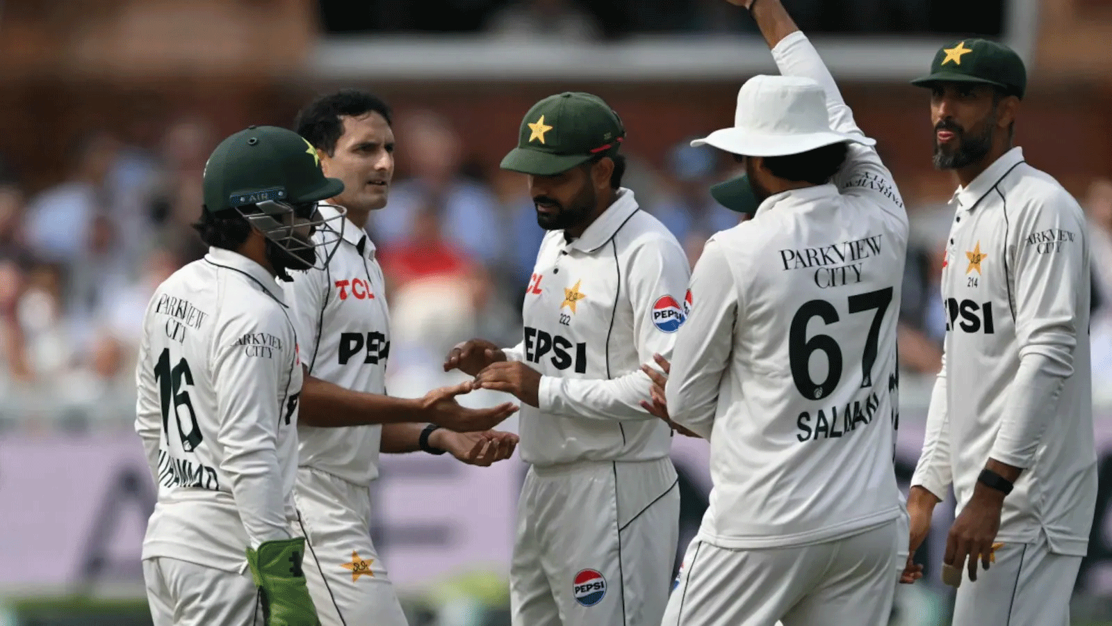 পাকিস্তান দলে নতুন রহস্য, বাবরদের ফোন জমা নিল পিসিবি