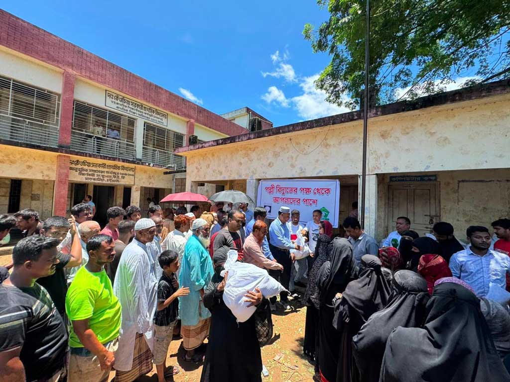 চট্টগ্রামে বন্যাকবলিত মানুষের পাশে পল্লী বিদ্যুৎ