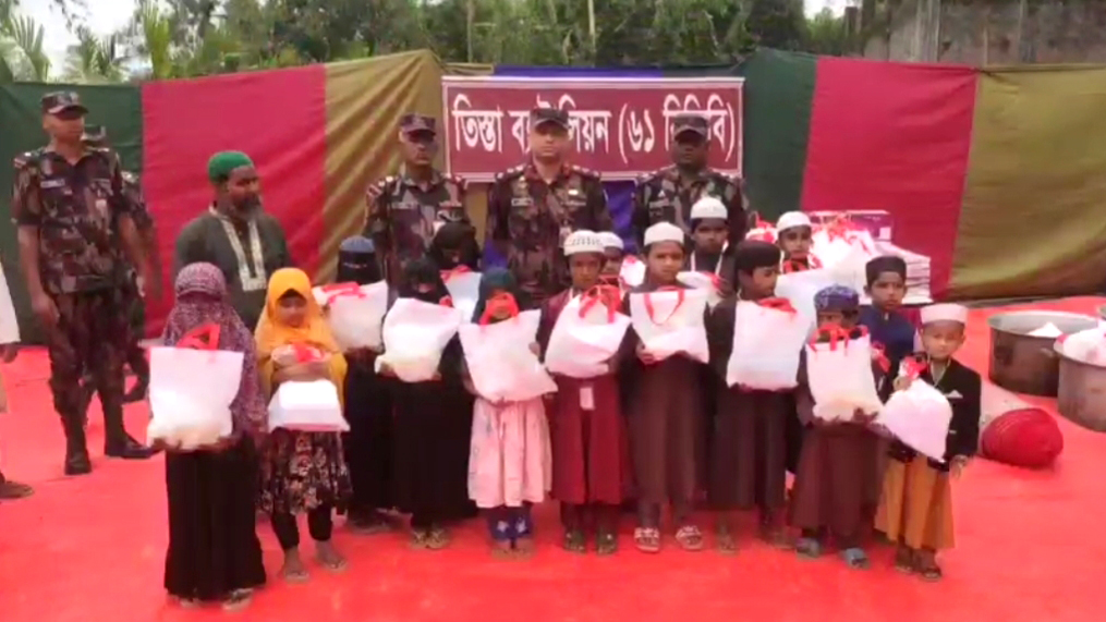 শিক্ষার্থীদের মধ্যে শিক্ষা উপকরণ বিতরণ