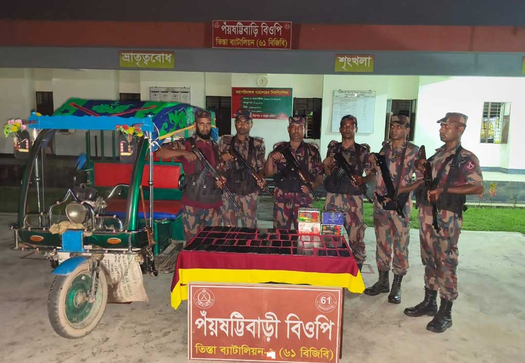 ফোনের ডিসপ্লে, ইজিবাইক ও মোটরসাইকেলসহ পাটগ্রাম সীমান্তে সাড়ে ৮ লাখ টাকার পণ্য জব্দ
