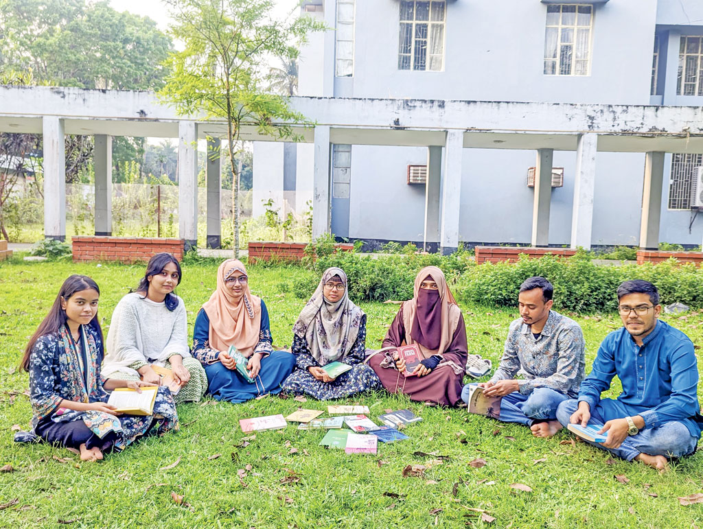 পাঠকবন্ধুর বই আড্ডা: বই পড়লে কেউ বিপথে যায় না