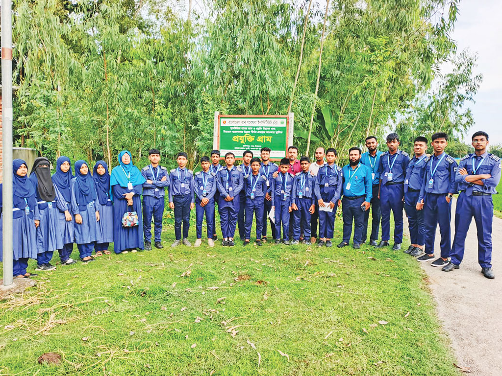 ধানের মাঠে শিক্ষার্থীদের হাতে-কলমে শিক্ষা