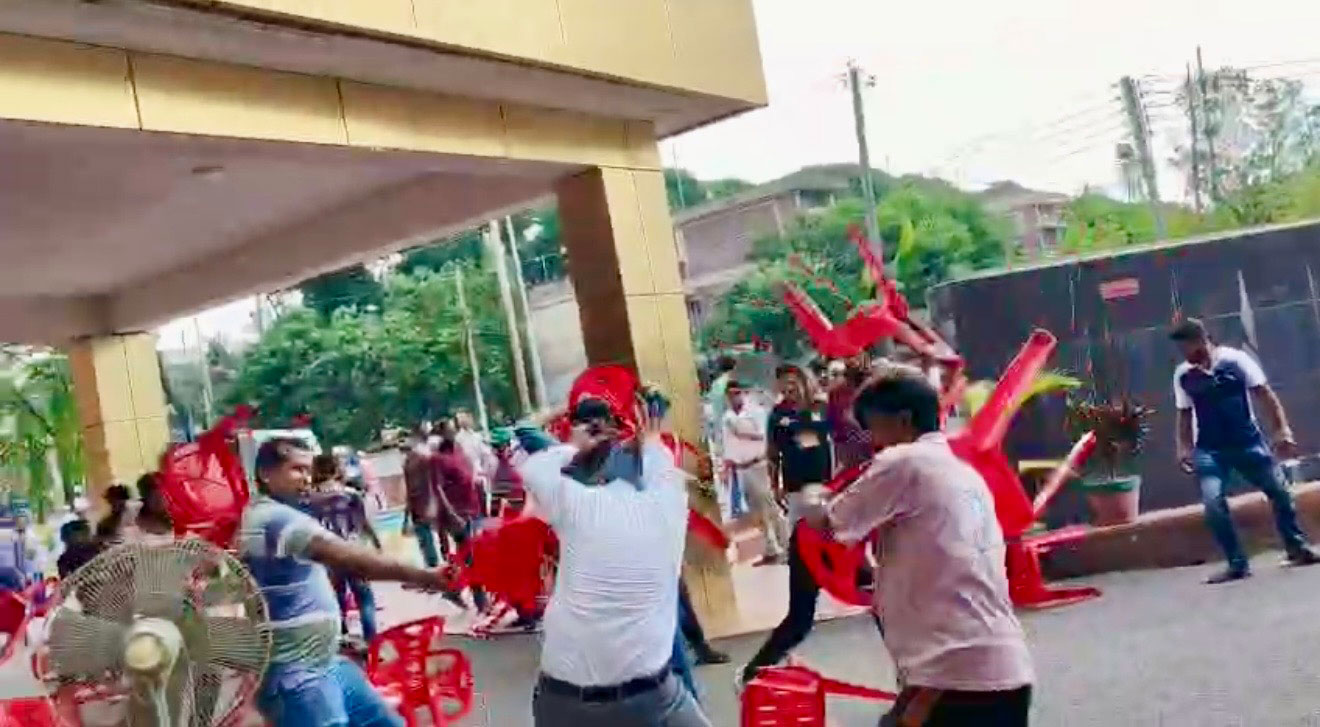 পবিপ্রবিতে সাবেক যুবদল নেতার নেতৃত্বে শিক্ষক-কর্মকর্তাদের ওপর বহিরাগতদের হামলা
