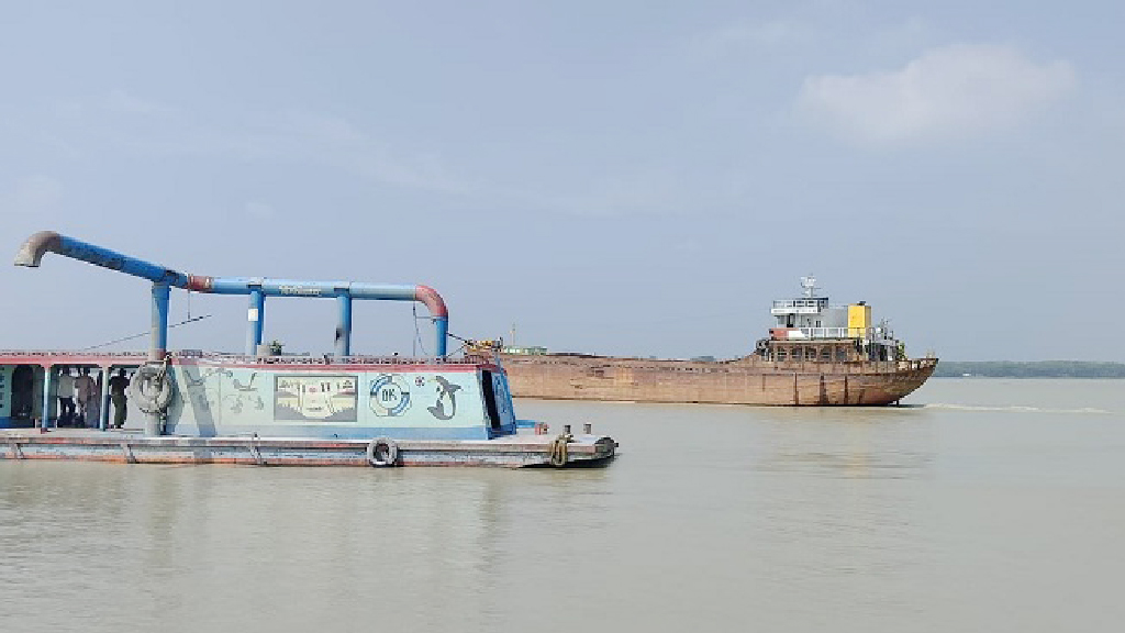 বালু উত্তোলনে হুমকির মুখে ইলিশের প্রজনন