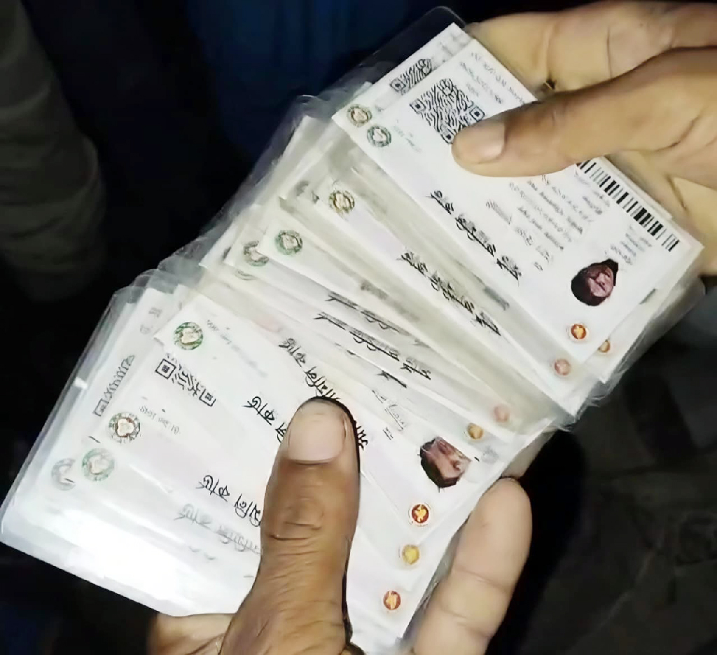 টিসিবির চাল ও ফ্যামিলি কার্ডসহ জনতার হাতে জামায়াত নেতা আটক