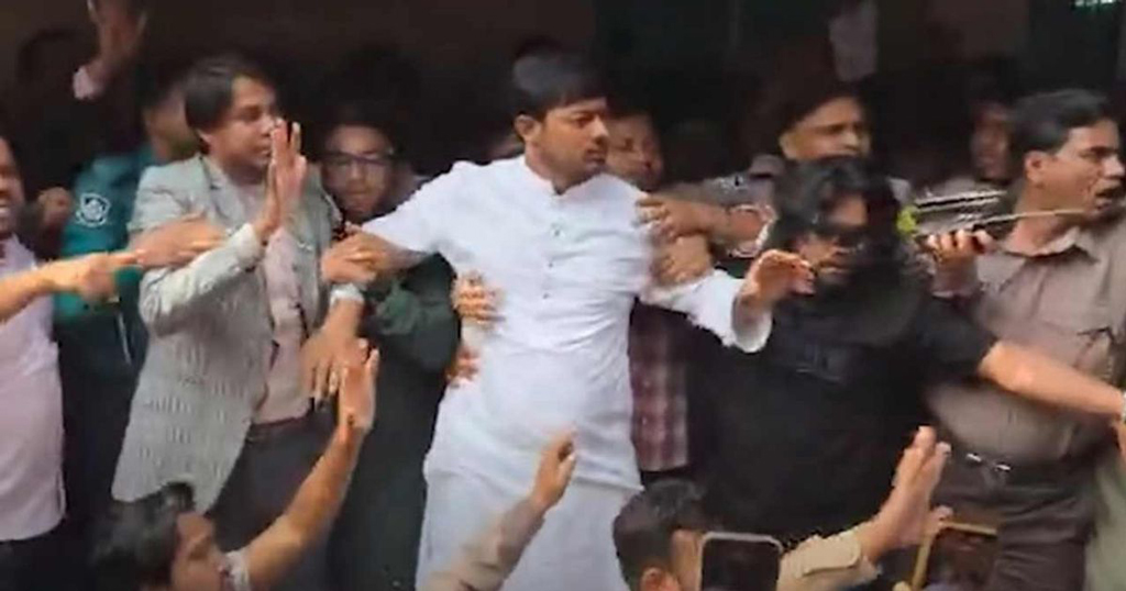 শান্তিনগরে নাসীরুদ্দীন পাটওয়ারীর ওপর আবারও ডিম নিক্ষেপ