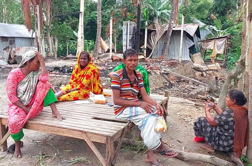 বাড়িঘর ভাঙচুর, লুটপাট, অগ্নিসংযোগ: খোলা আকাশের নিচে মানবেতর জীবন ৭ পরিবারের