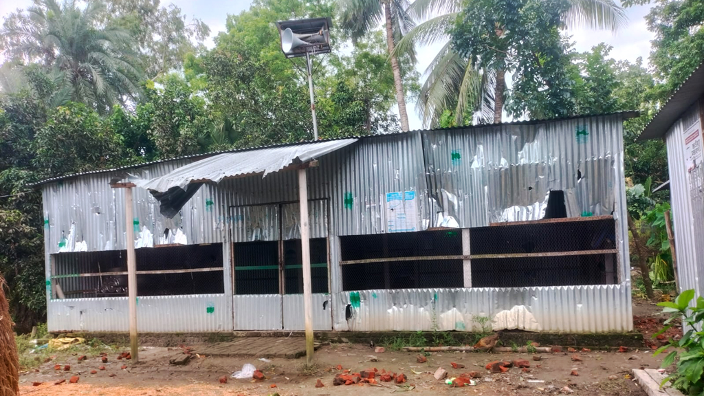 পাবনায় মসজিদ নির্মাণকে কেন্দ্র করে দুই পক্ষের সংঘর্ষে আহত ২০