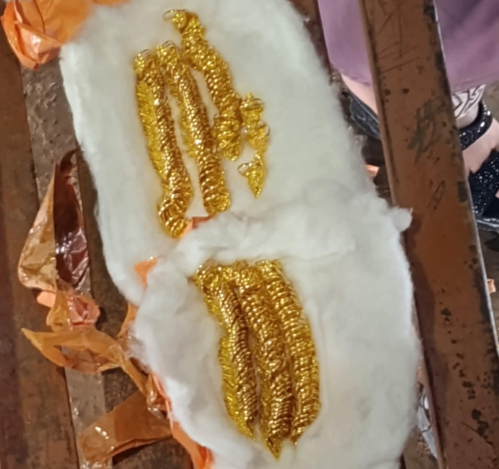 সন্দেহজনক চলাচল, নারীর কাছে মিলল সোনার ২০০ আংটি