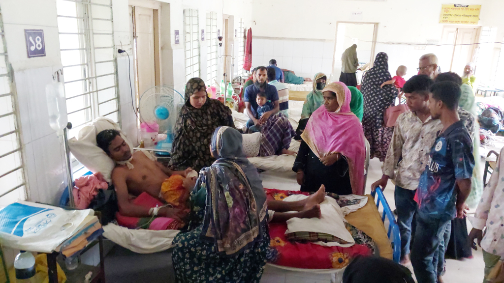 মোবাইলে কথা বলা নিয়ে বিএনপির দুপক্ষের সংঘর্ষ-গোলাগুলি, আহত ১৫