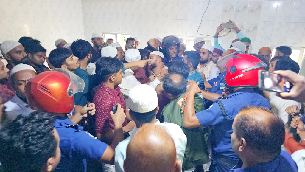 এমপির ইমামতিকে কেন্দ্র করে মসজিদে বিএনপি-জামায়াত সমর্থকদের হাতাহাতি