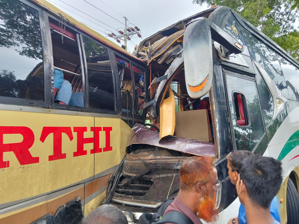 পাবনায় দুই বাসের মুখোমুখি সংঘর্ষে আহত ১০