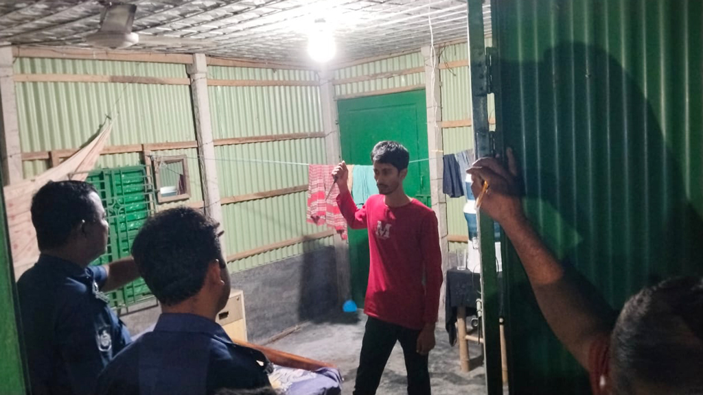 বাবাকে কুপিয়ে হত্যা, মাদকাসক্ত ছেলে আটক