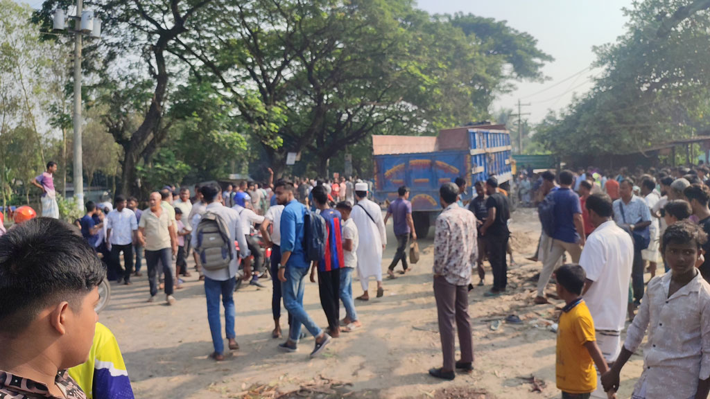 পাবনায় ট্রাকচাপায় দুই শিক্ষার্থীসহ নিহত ৩