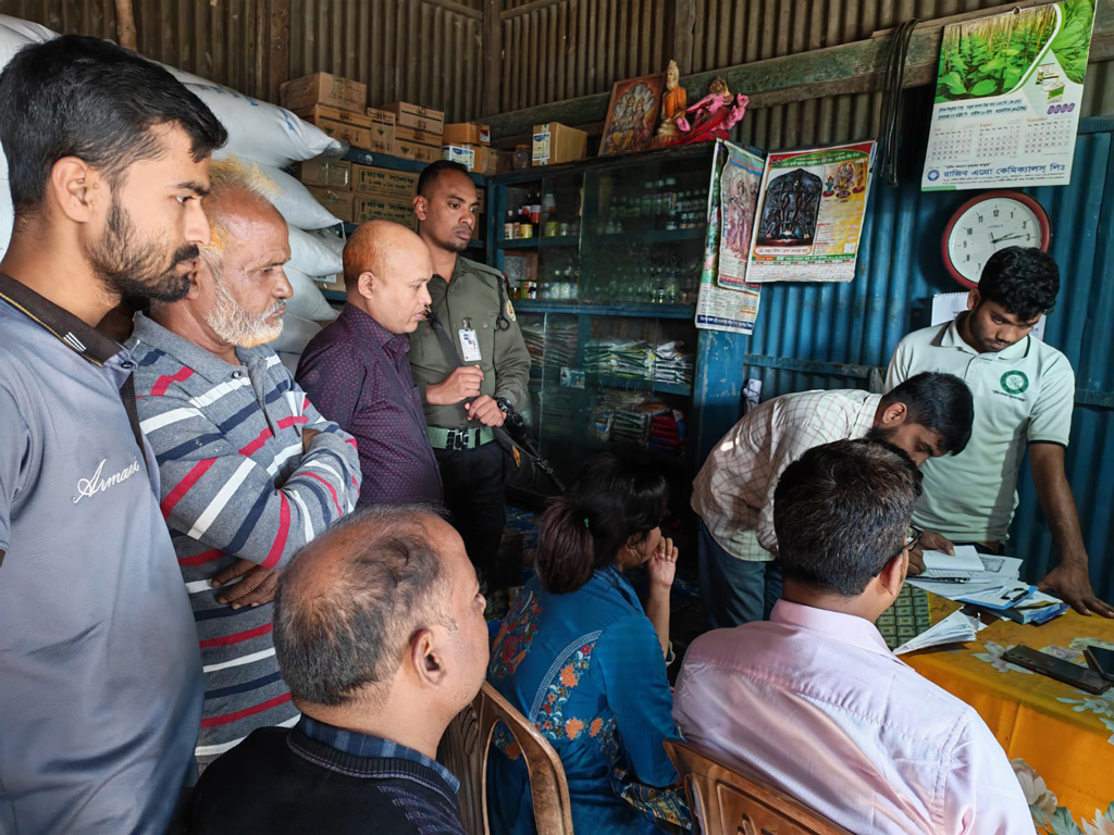 বেশি দামে সার বিক্রি, দুই ব্যবসায়ীকে জরিমানা