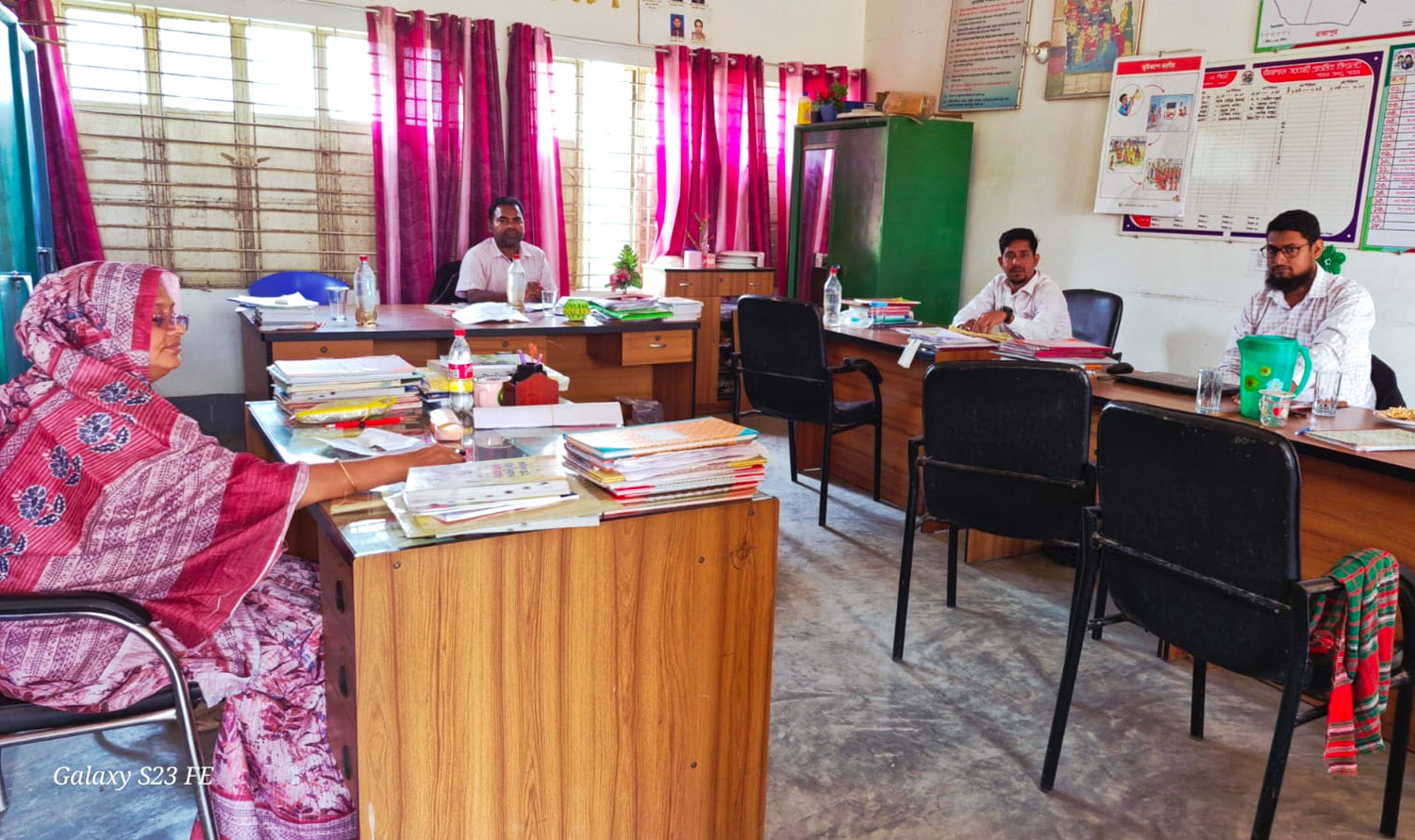 পাবনায় সহকারী শিক্ষকদের কর্মবিরতি চলছে, ক্ষুব্ধ অভিভাবকেরা