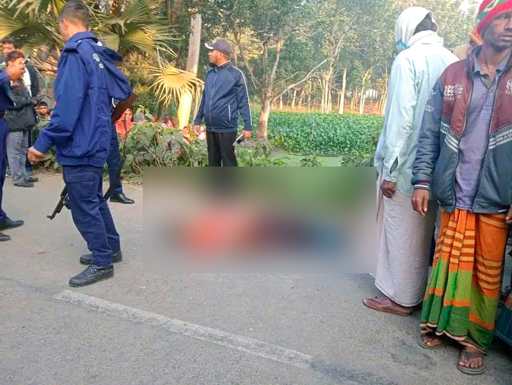 রাস্তার পাশে পড়ে ছিল ব্যবসায়ীর লাশ, পরিবারের দাবি হত্যা