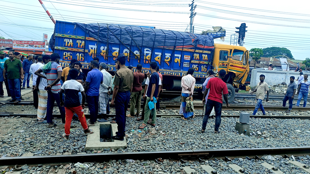 ঈশ্বরদীতে লেভেল ক্রসিংয়ে মালবাহী ট্রাককে সান্টিং ট্রেনের ধাক্কা, তদন্ত কমিটি গঠন
