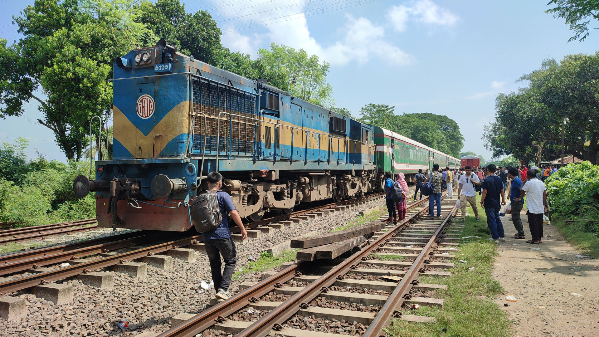 পাবনায় লাইনচ্যুত পঞ্চগড় এক্সপ্রেসের বগি উদ্ধার, সাড়ে ৫ ঘণ্টা পর ট্রেন চলাচল স্বাভাবিক