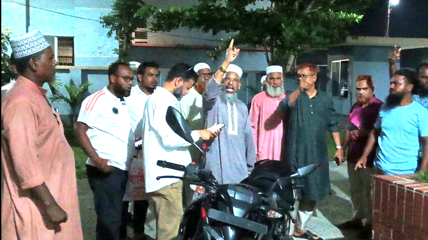 পাবনায় জামায়াত নেতাকে কুপিয়ে জখম, থানায় গিয়ে বিক্ষোভ করলেন এমপি