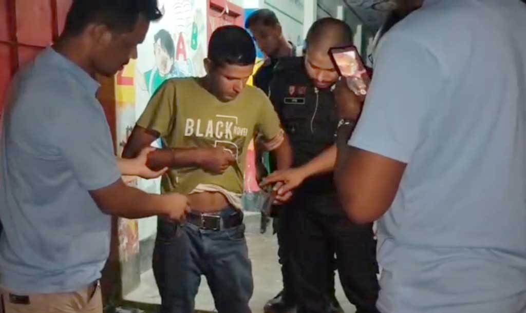 ঈশ্বরদীতে অস্ত্র কেনাবেচার সময় শুটারগান-কার্তুজসহ আটক ১