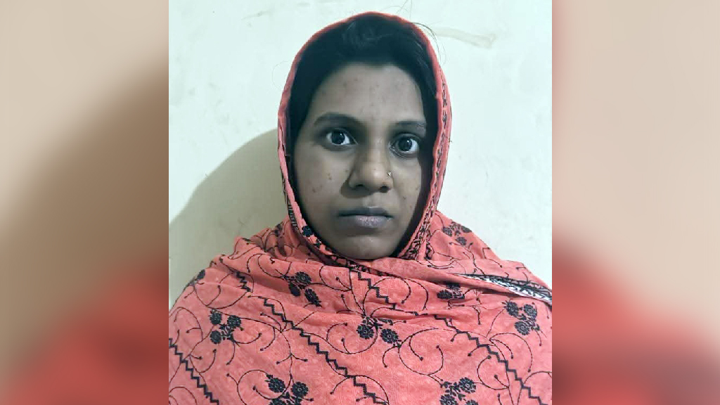 আট কুকুরছানা হত্যায় মামলা: সরকারি কর্মকর্তার স্ত্রী গ্রেপ্তার