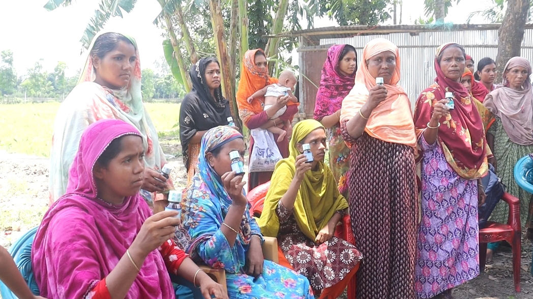 বিষ হাতে স্ত্রী-সন্তান নিয়ে সংবাদ সম্মেলন: জমি দখল ও হামলার অভিযোগ প্রভাবশালীর বিরুদ্ধে