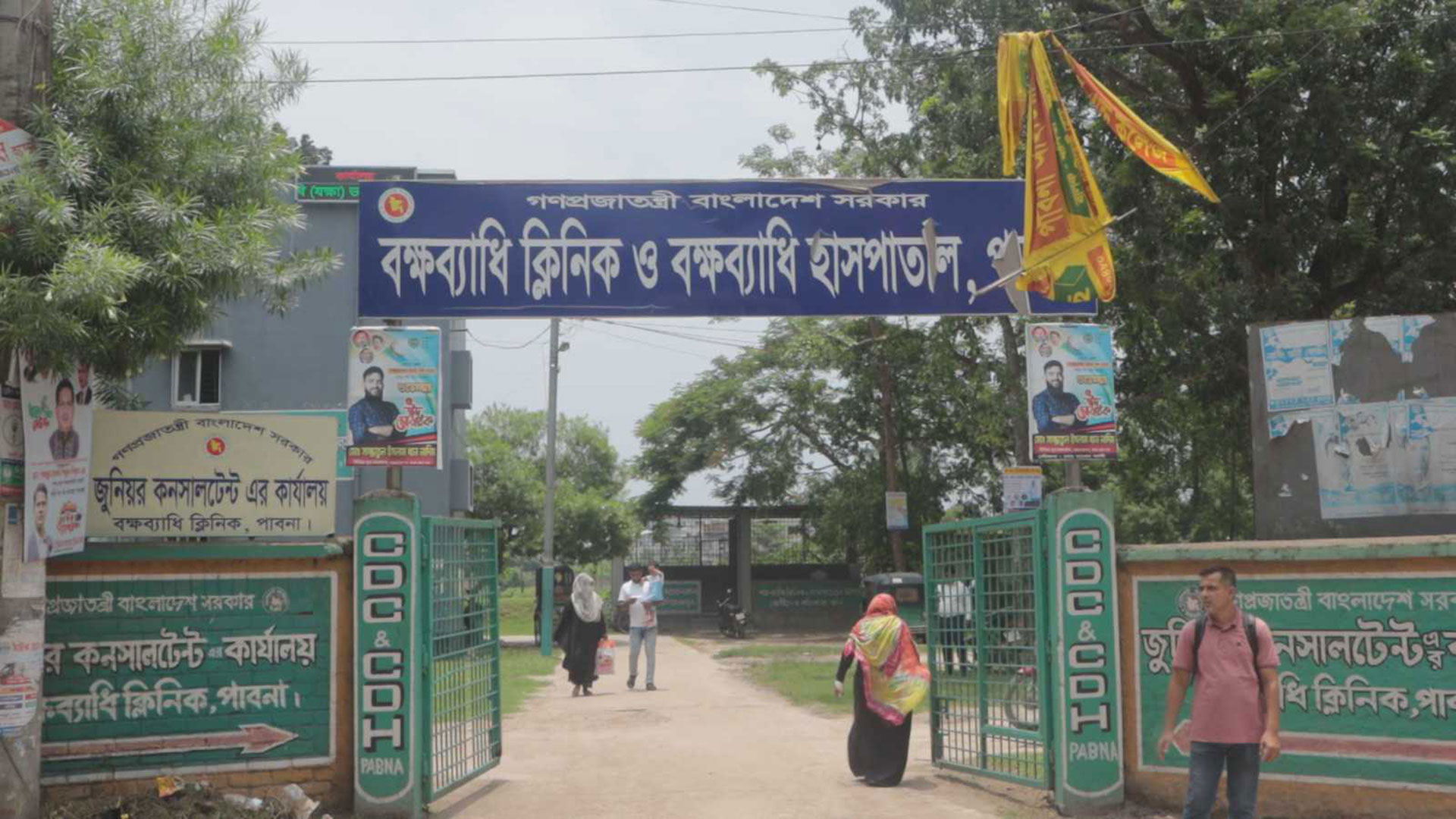 পাবনা বক্ষব্যাধি হাসপাতাল: জীর্ণ হাসপাতালের ছাদে চলে মাদকের আড্ডা