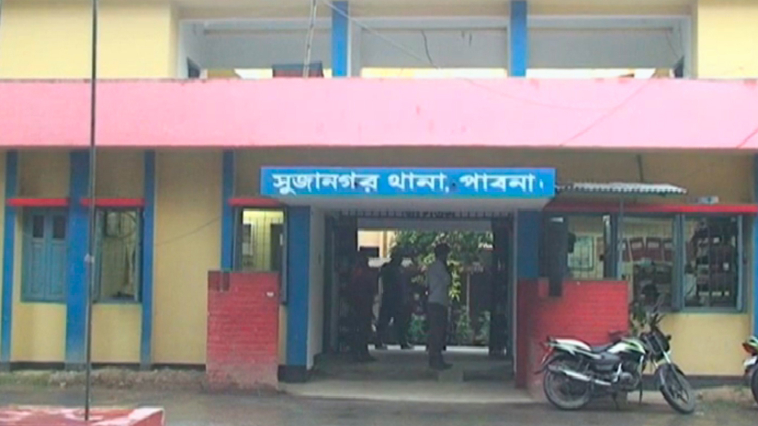 মসজিদের মাইকে ঘোষণা দিয়ে পুলিশের ওপর হামলার অভিযোগ, ওসিসহ আহত ২