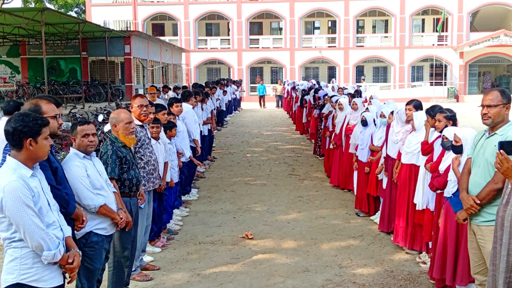 যৌন হয়রানির প্রতিবাদ করায় দিনে হুমকি, রাতে হামলা