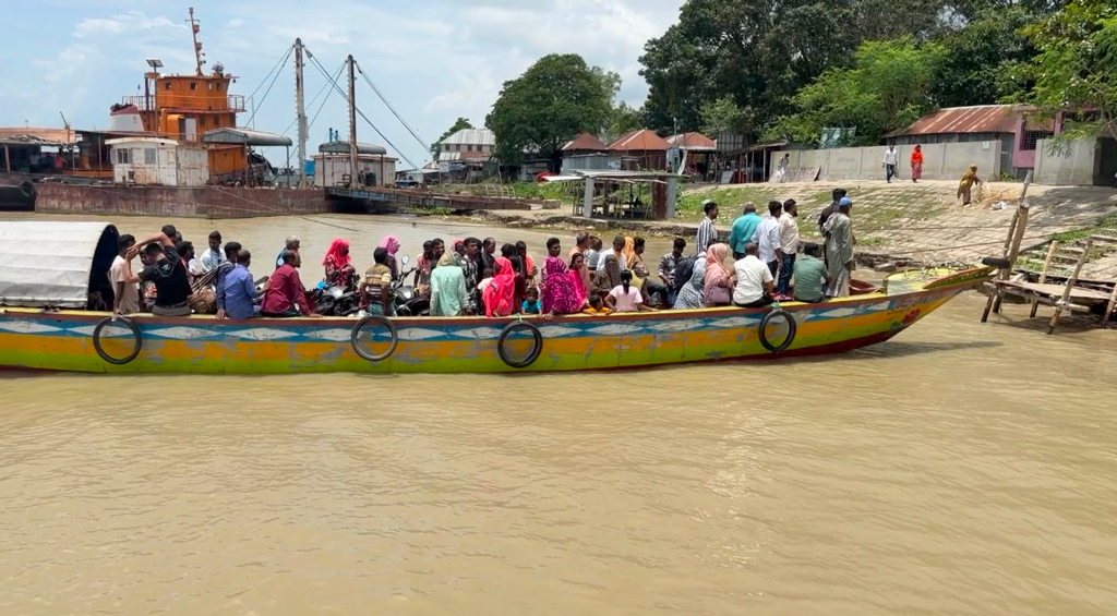 হাইকোর্টের স্থগিতাদেশের মধ্যেই উত্তাল পদ্মায় খেয়া, আদায় হচ্ছে টোল