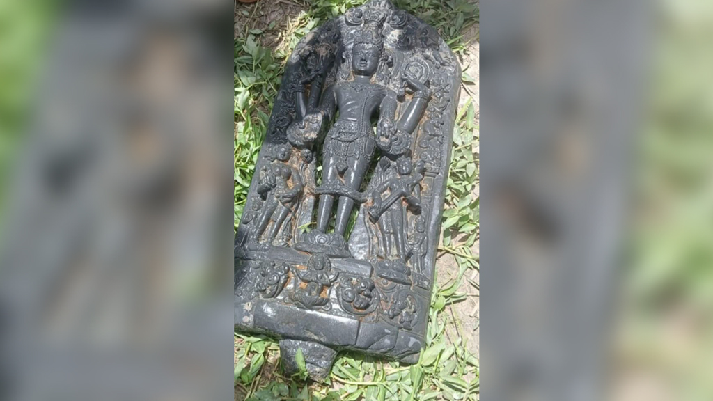 চাটমোহরে কষ্টিপাথরের বিষ্ণুমূর্তি উদ্ধার