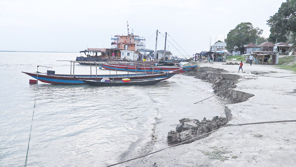 ভাঙনে হুমকির মুখে নাজিরগঞ্জ ফেরিঘাট