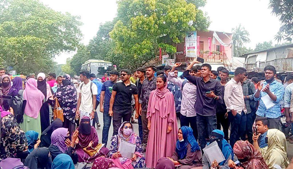 ইনকোর্স পরীক্ষার ফি প্রত্যাহারের দাবিতে মহাসড়ক অবরোধ