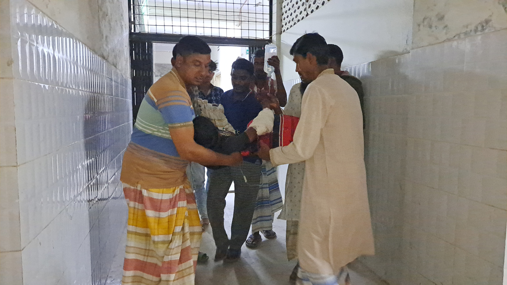 পাবনায় চায়ের দোকানে মুখোশধারীদের গুলি, আহত ২