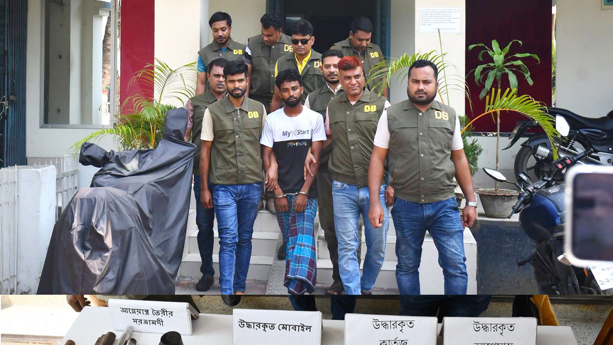 পাবনায় বিদেশি অস্ত্র-গুলিসহ যুবক গ্রেপ্তার