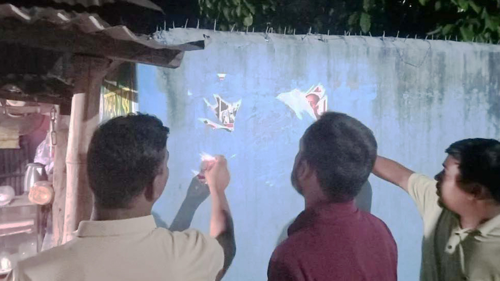 পাবনায় নিষিদ্ধ চরমপন্থীদের পোস্টার অপসারণ করেছে পুলিশ