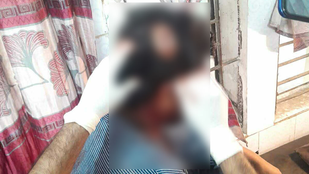 শিক্ষার্থীদের ক্লাস-পরীক্ষায় বাধা, ইট দিয়ে শিক্ষকের মাথা ফাটালেন যুবদল নেতা