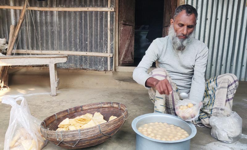 পাঁচ টাকা দামের মিষ্টি-নিমকি